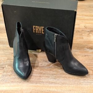 ❤️New in box Frye Black Heeled Booties Women's size 5.5 M❤️
